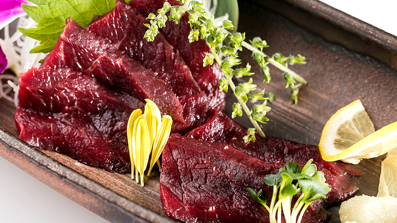 燻製と生の2種盛り『鯨のお造り』