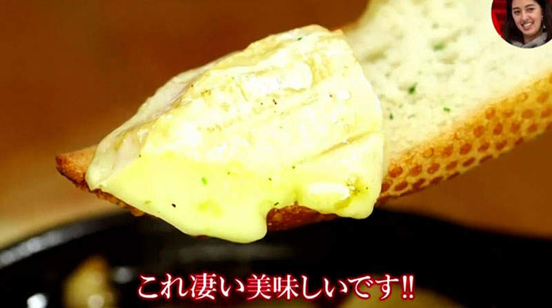 カマンベールチーズのアヒージョを伊藤健太郎さんが実食